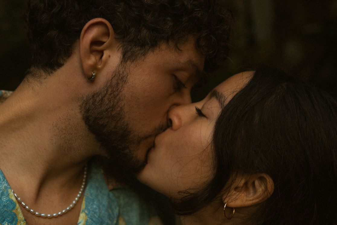 Image d'un couple s'embrassant
